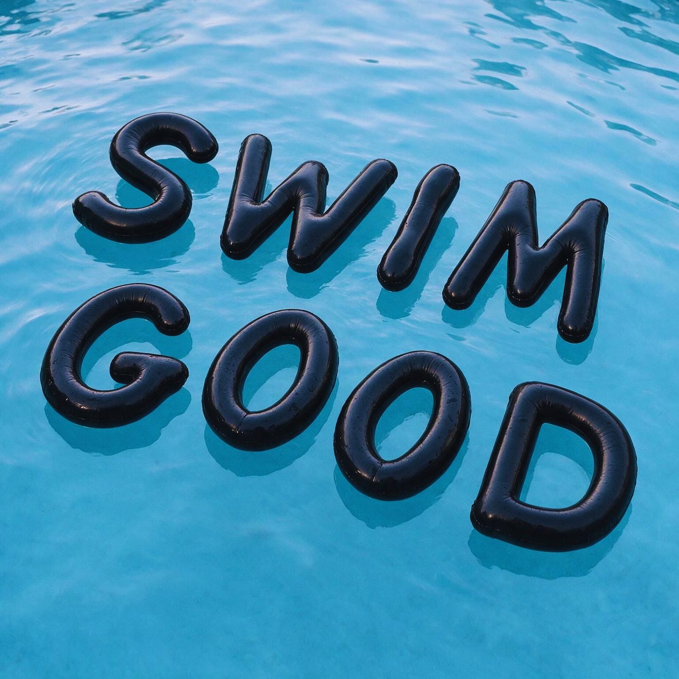 SWIM GOOD — aufblasbare Buchstaben im Pool